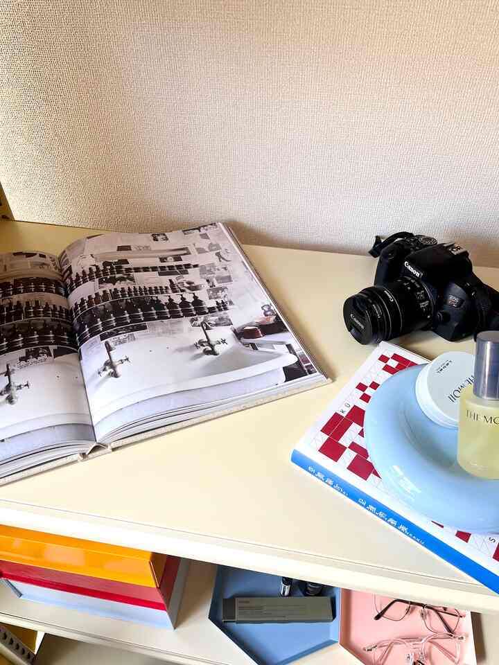 有名ショップみたいなディスプレイをイメージ。
どこ開いても洒落てる。イソップブック。
.
最近購入した、オイルとバームが調子良い。
.
本を開いてディスプレイはなかなかテンションあがる。
.
週一でページ更新しようかな💭

#イソップ #イソップブック #カラフルインテリア