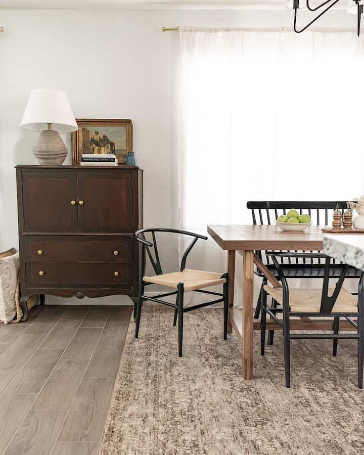 A sleek dining room featuring white and wood tones. 🌟🍴

Credit : @dearest.honey

#ModernDining #MinimalistDecor #NeutralPalette