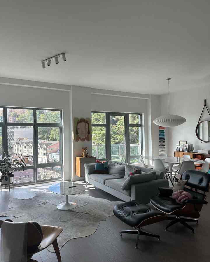 Sebuah ruang di mana barang-barang Abad Pertengahan dipadukan secara kreatif dengan aksen warna-warni. 🌈✨

Kredit: @junie_home

 #MidCenturyStyle #ColorfulDecor #InteriorDesign"
