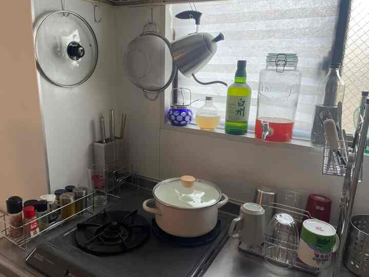 Place some alcohol in the small bay window 🥃
#kitchen #出窓