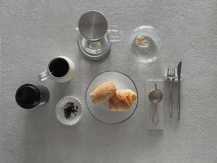 今日もゆるりと朝ごはん。
話題のtruffe bakeryの白トリュフパンとバナナパンを🥖
ガラスの器でいただく朝ごはんは気持ち良い◎

#朝ごはん
#パンのある朝
#器
#ガラスの器
#造作キッチン
#カトラリー
#紅茶