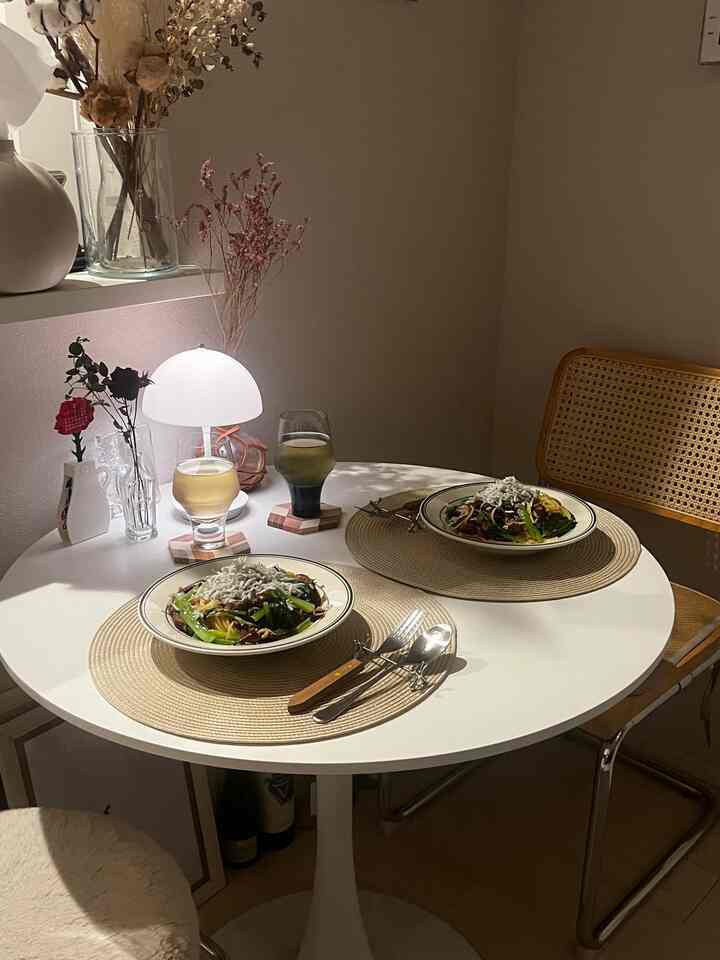 ホタルイカとほうれん草のペペロンチーノ
とても美味しかった🤭✨

 #北欧 #ナチュラルインテリア #韓国インテリア #北欧インテリア #ローテーブル #木製 #コンパクト #木目 #一人暮らし #同棲 #新築 #賃貸 #インテリア #テーブル #ナチュラル #シンプル #リビング #ソファ #観葉植物 #おうち時間 #ディナー #パスタ皿 