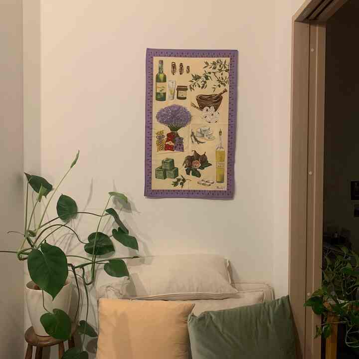 ソファ上にファブリックポスターを飾りました。
韓国ソウルのmirabellaで購入したものです。 #ファブリックポスター #mirabella #リビング #リビングインテリア #ポスター
