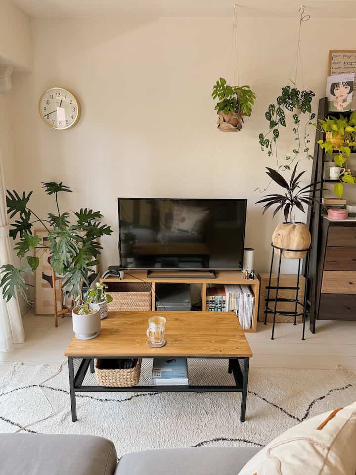 コーヒーテーブルを新調しました✨
カフェっぽい雰囲気がお気に入り☕️
#コーヒーテーブル #リビング #リビング収納 #観葉植物 