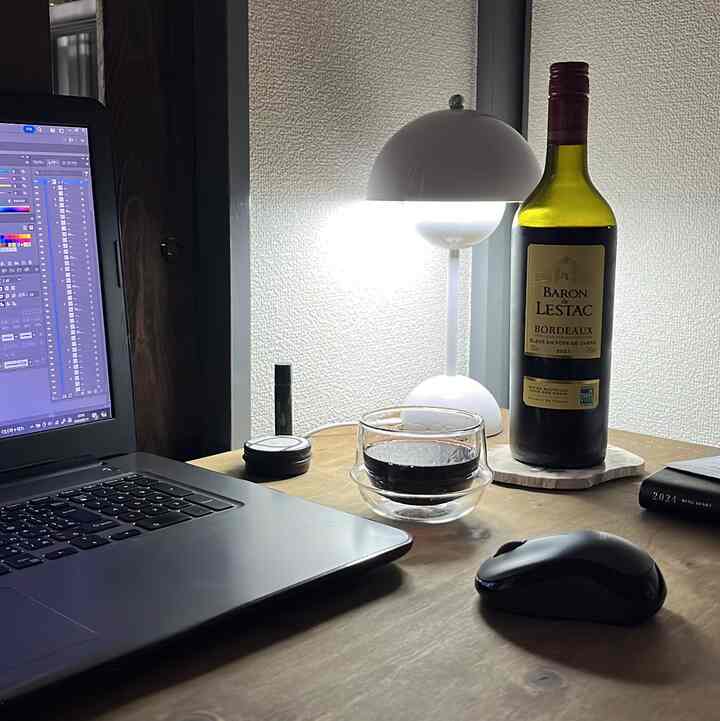 Sambil menyeruput👩‍💻🍷
#ruang kerja #ワイン #パソコン