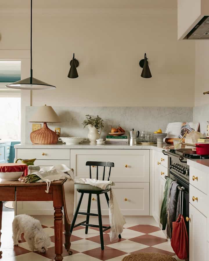 Enjoying a quiet moment in the kitchen 🍽️ 

Credit: @chalkwhitearrow 

 #InteriorInspo  #HomeLife #SimpleJoys