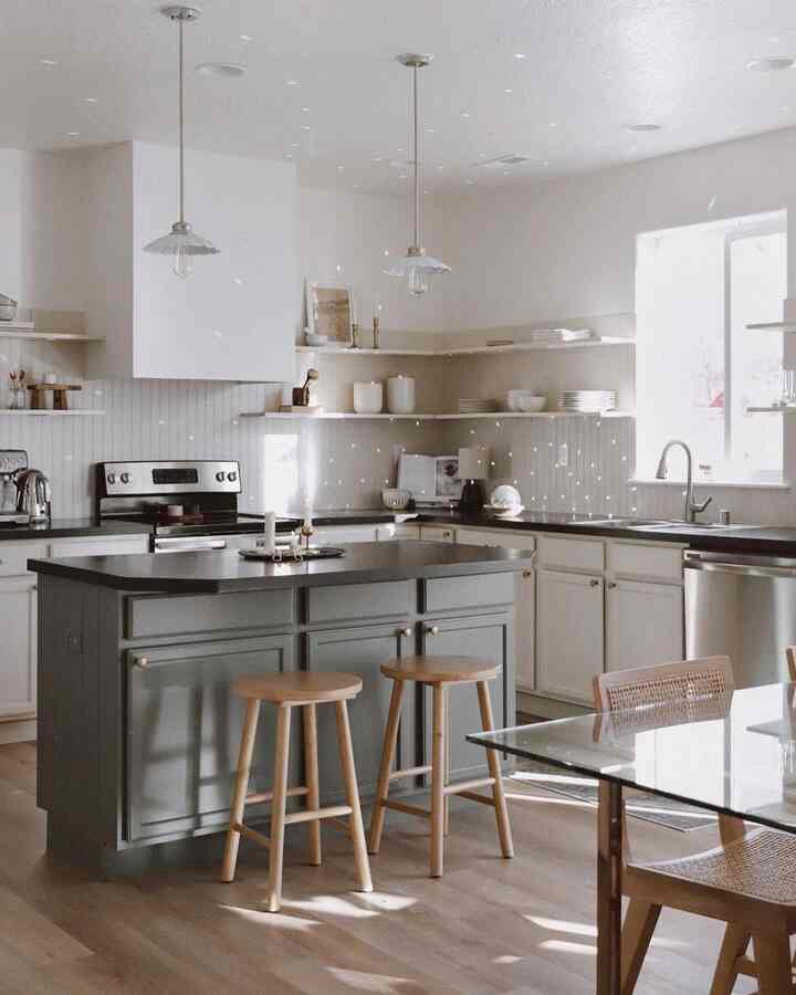 Merangkul pesona rumah pertanian modern. 🏡✨

Kredit : @sweetbungalow

#Rumah Pertanian Modern #RusticChic #HomeDecor