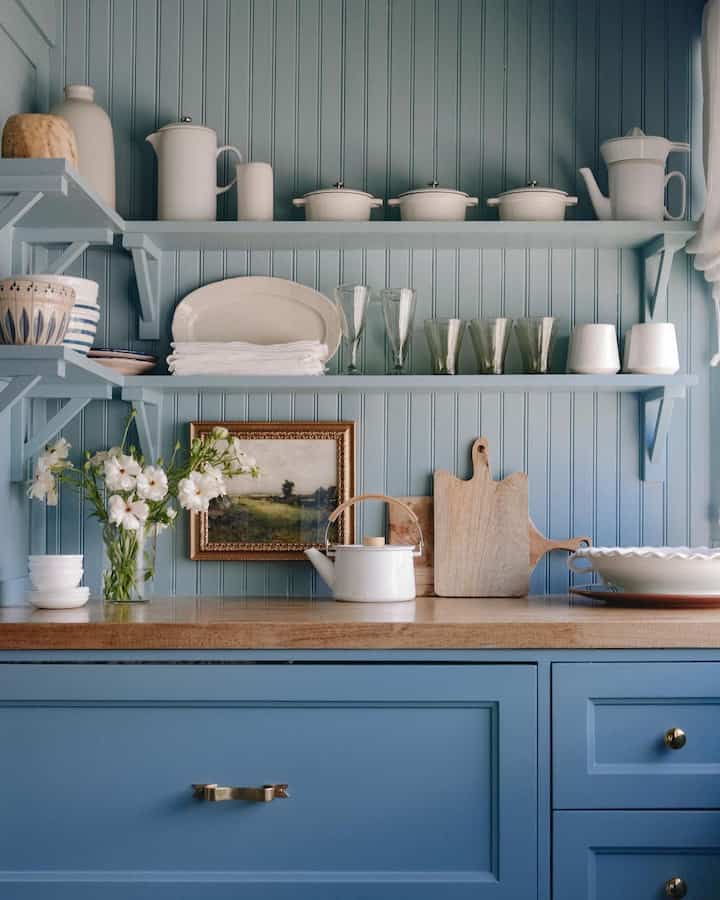 Warna biru menghadirkan ketenangan di jantung rumah. 💙

Kredit: @chalkwhitearrow

#KitchenBliss #BlueWall #HomeDecor #Serenity #CalmSpace