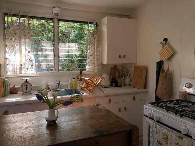 A kitchen filled with sunlight. 🌞🍳 

Credit : @christinebhyoon

#SunlitKitchen #BrightSpaces #HomeCooking