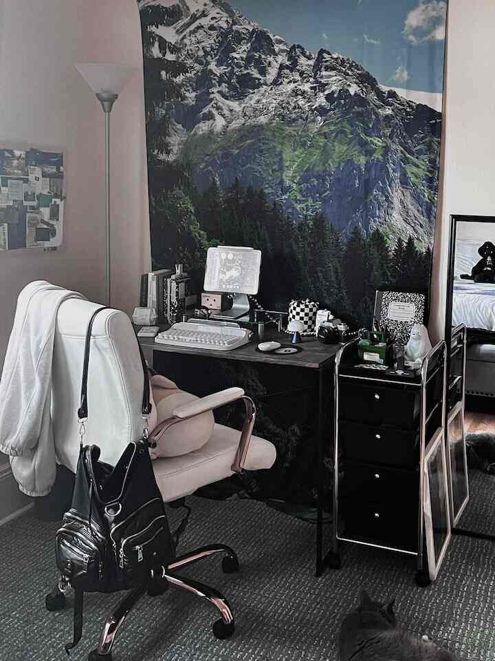 Completing a chic desk space in black. 🖤💼 

Credit : @greeen0k

#ChicWorkspace #BlackDesk #InteriorDesign