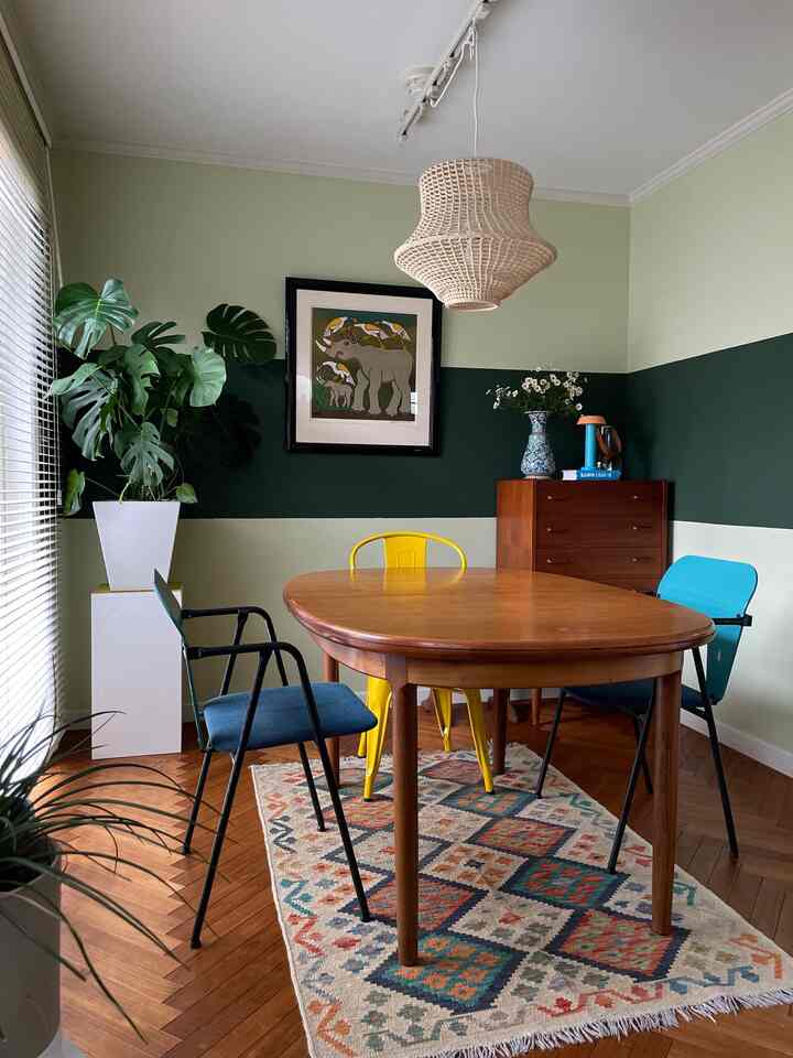 壁を塗り替えてダイニングテーブルの下に
キリムラグを敷きました
椅子のブルーとジョージソーデンのライトの
ブルーがポイント
#インテリア #キリムラグ #ジョージソーデン
#doy #ペイント
