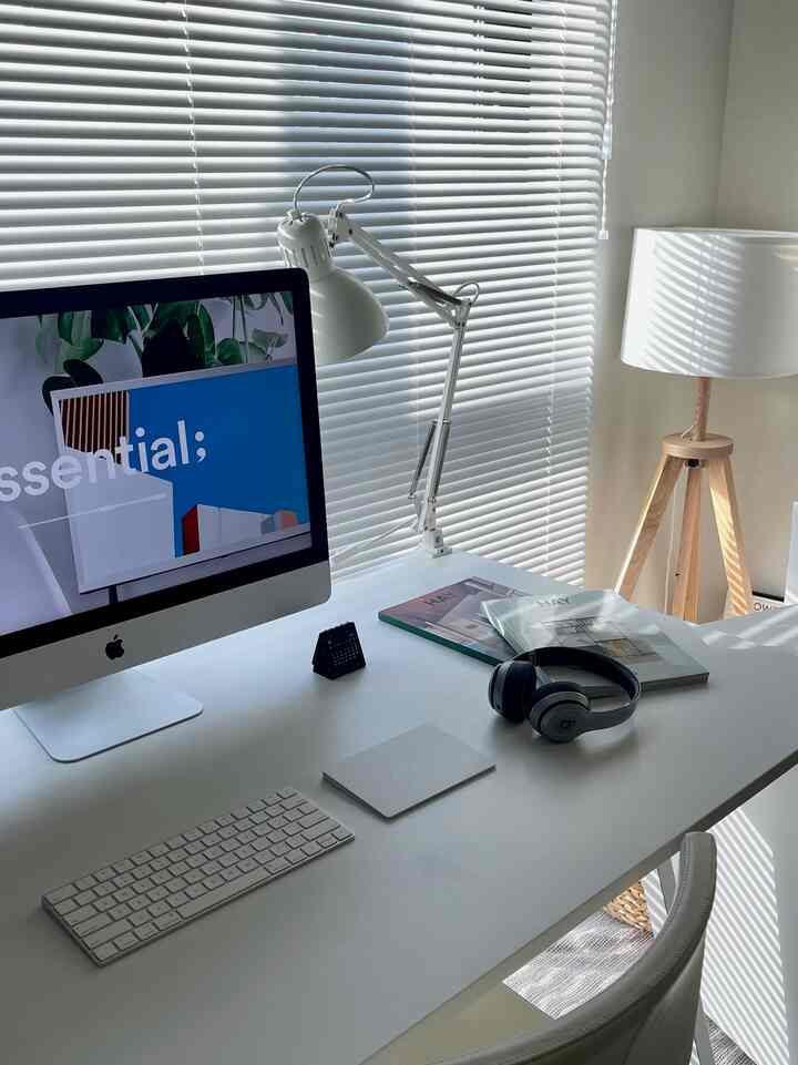 朝日を浴びながらお仕事💻✨
IKEAのデスクが幅広でお気に入り！

将来はファミリーデスクにするんだ💭

#IKEA #IKEA照明 #IKEA家具 #カレンダー