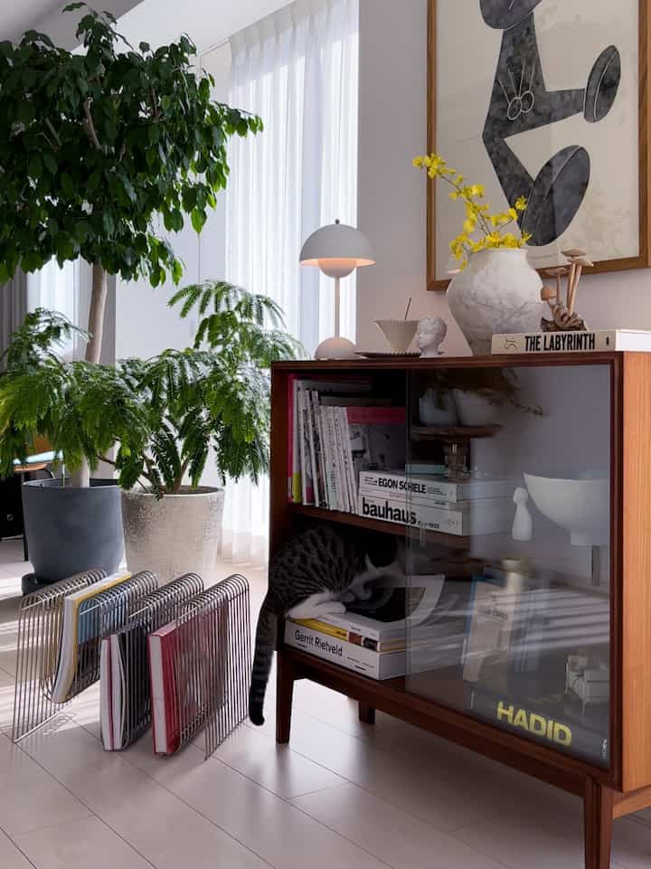 There's something there.
A bookshelf vandal has been appearing a lot recently.

#Woodshelf #ヴィンテージ家具 #ヴィンテージ #ヴィンテージシェルフ #ブックシェルフ #本棚 #本棚インテリア #本棚のある暮らし #本 #アートブック #洋書 #植物のある暮らし #猫 #猫インテリア #猫がいる暮らし #猫のいる生活