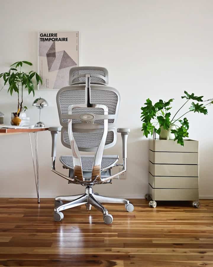 デスクチェアは後ろ姿も選ぶ基準🪑アルミの光沢がかっこいい(^^)
最近はTV見る時にtogoよりもエルゴヒューマンに居ることが多いかも。
背もたれを倒してロックして、フットレスト出せばめちゃ快適✨

#オフィスチェア #デスクチェア #ホームオフィス #ワークチェア