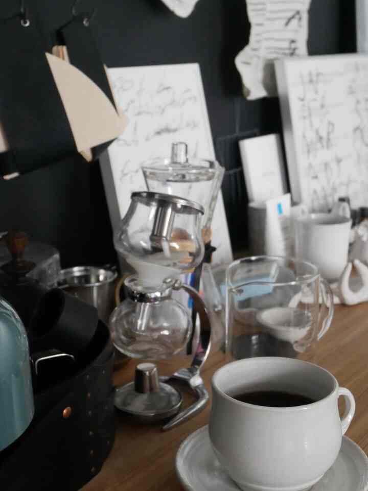 お気に入りがぎゅっ と詰まった場所
　
#キッチン
#珈琲
#コーヒースペース
#お気に入りの場所
#サイフォン
#マグカップ