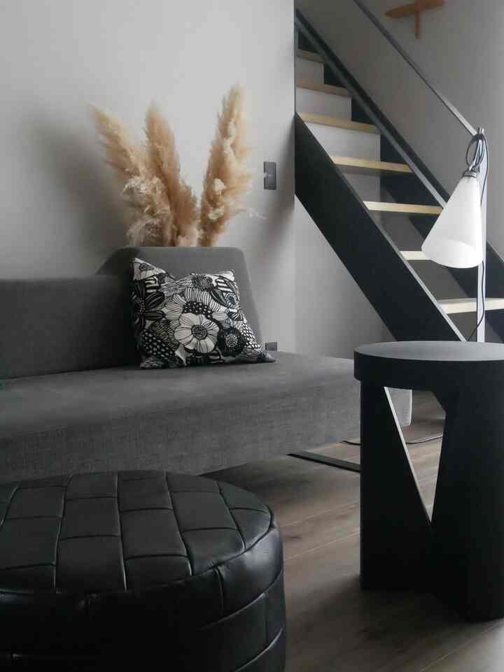 手前のレザークッションが最近の1番のお買い物。
　
#ソファ
#リビングインテリア
#クッチーノ
#レザークッション