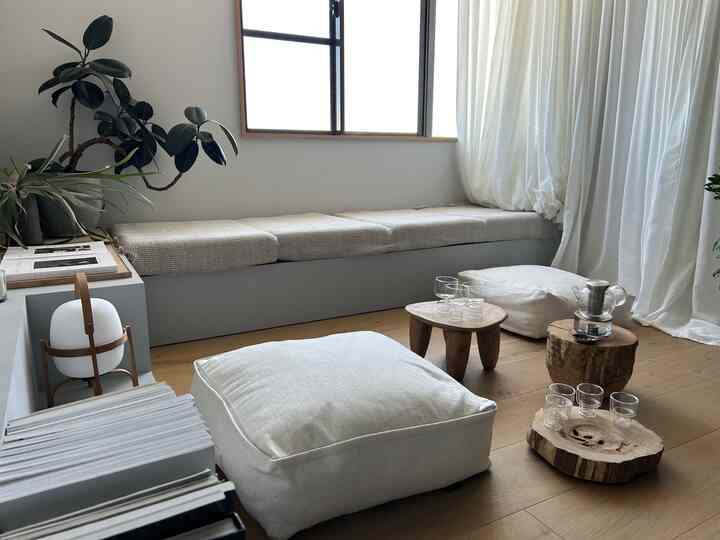 お天気が良いので窓際で、teatimeの準備を◎
差し込む光と風が心地よい。
無垢のフローリングも気持ち良い。

#窓際
#お茶会
#茶器
#ティーポット
#スツール
#jenaerglas
#イッケンドルフ
#santaandcole
#観葉植物