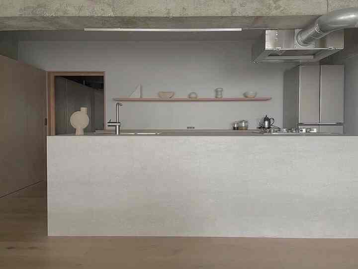 ホワイトグレーのキッチンにいろいろな白のオブジェをディスプレイ⚪️
一気にクリーンや雰囲気に。

#キッチン
#オブジェ
#ディスプレイ棚
#造作キッチン
#アイランドキッチン
#101Copenhagen
#林志保
#ビルビラ