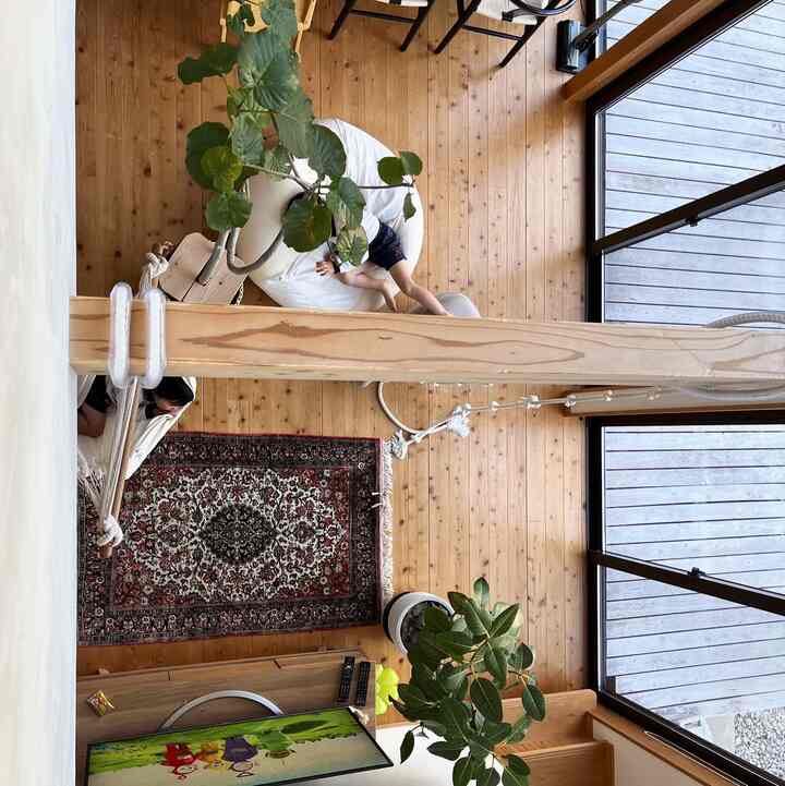 吹き抜けからの眺め☺️

#吹き抜け
#吹き抜けリビング
#ヴィンテージラグ
#ハンモックチェア
#木の家