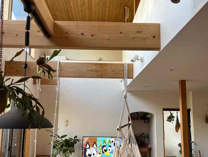 View from the kitchen

Second daughter watches TV in a toy stroller

Third daughter takes a nap in a hammock chair

Each of them has an evening☀️

#Open-ceiling living room
#Open-ceiling
#Beams
#Stucco
#Hammock chair