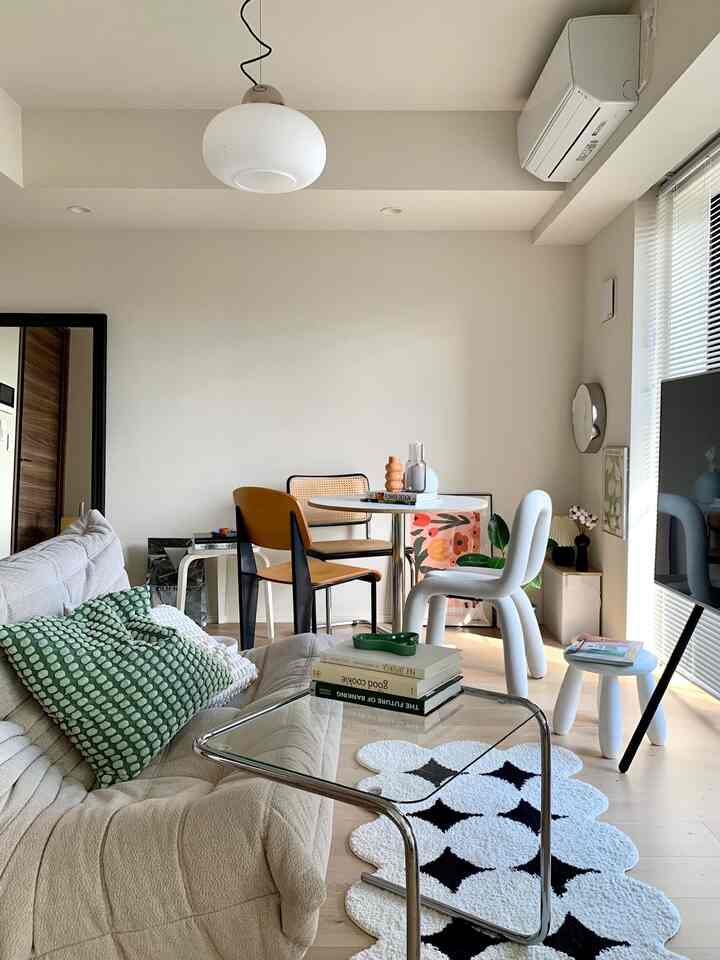 長く使うものは高いものを
小物は安くで買ってこまめに変えたい！
変える時はジモティで引き取ってもらってるよ〜

#2K #42㎡ #二人暮らし #ロゼトーゴ #IKEA