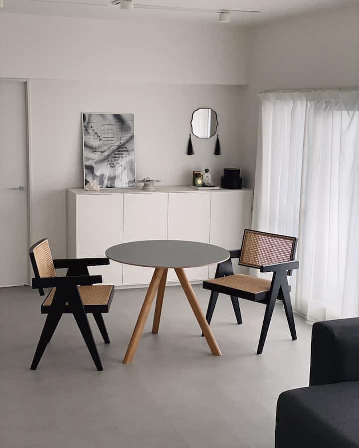 CPH20 ROUND TABLE🩶
めちゃくちゃ可愛いくて早速愛用中。
天板のグレーの色味も、脚のフォルムも、サイズ感もパーフェクト💯
やはりラウンドテーブルだと部屋がとても広く使いやすくなりました✨




#hay #hayjapan #hayのある暮らし #cph20 #cph20ROUNDTABLE #丸テーブル #丸テーブルのある暮らし #ラウンドテーブル 