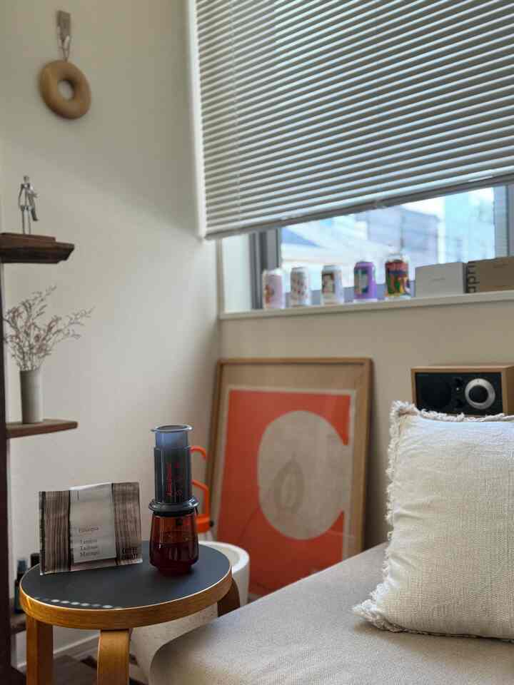 Coffee equipment is deep🤔

#Coffee #コーヒー and tea supplies #コーヒータイム #モーニングコーヒー #2人暮らし #2人用ソファ #クッションカバー #ラジオ #オーディオ