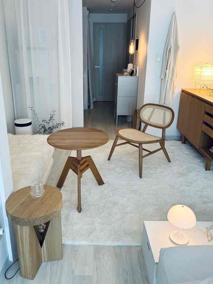 新しいスツールを買いました。

MATTIAZZI  クッチーノスツール 

サイドテーブルとしても
スツールとしても使えて
脚が棒状でないものが良くて
散々悩んで。

そのかわり
大好きだったYチェアは手放しました🥲
（狭いゆえ、ひとつ増やしたらひとつ減らす）

届いた瞬間思ったのは
素敵✨
そして、
重っ‼︎

夜はプロジェクター台になっています。

#MATTIAZZI  
#クッチーノ
#スツール 
#サイドテーブル