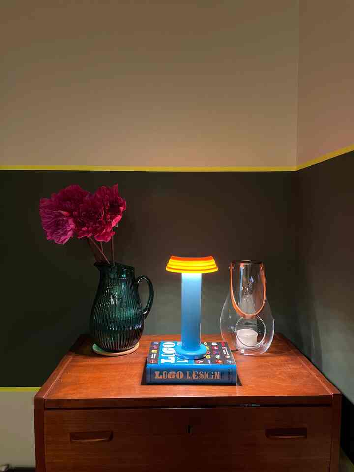 ダリアの花を買い飾りました。
夜に見てもいい色です
#リビング #趣味空間 #ホルムガードランタン
#ダリア #花のある暮らし