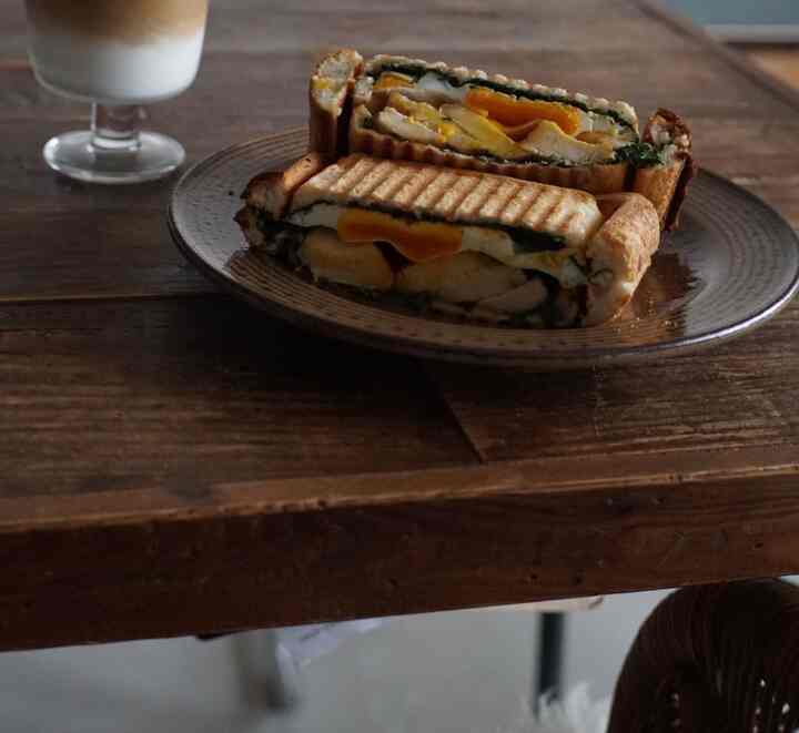 ペコダックのサラダチキンでおいしいホットサンド。ホットサンド大好きでホットサンドメーカーは2つ持ってます。 
#ホットサンド
#ひとり飯