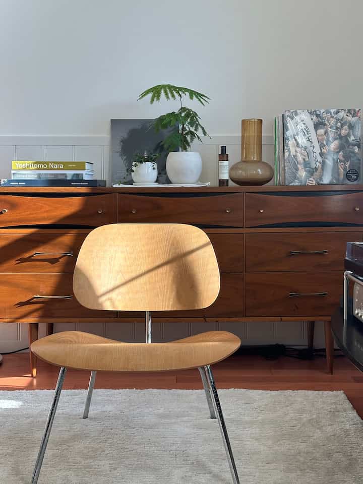 リビングがとりあえず完成したので投稿。





⁡
⁡
#インテリアデザイン
#インテリアコーディネート 
#インテリア家具 
#ミッドセンチュリー
#ポストモダン
#ポストモダニズム
#家具デザイン 
#ミッドセンチュリー家具 
#北欧家具 
#インテリア好き 
#インテリア好きな人と繋がりたい 
#eamesloungechair 
#LCMchair
#hermanmiller
#artemide
#奈良美智
#yoshitomonara
#藤井風
#fujiikaze 
#ラウンジチェア
#ふたりぐらし 
#リビングダイニング 
#andreasgursky 
#gerhardrichter 
#ゲルハルトリヒター 
#アンドレアスグルスキー
