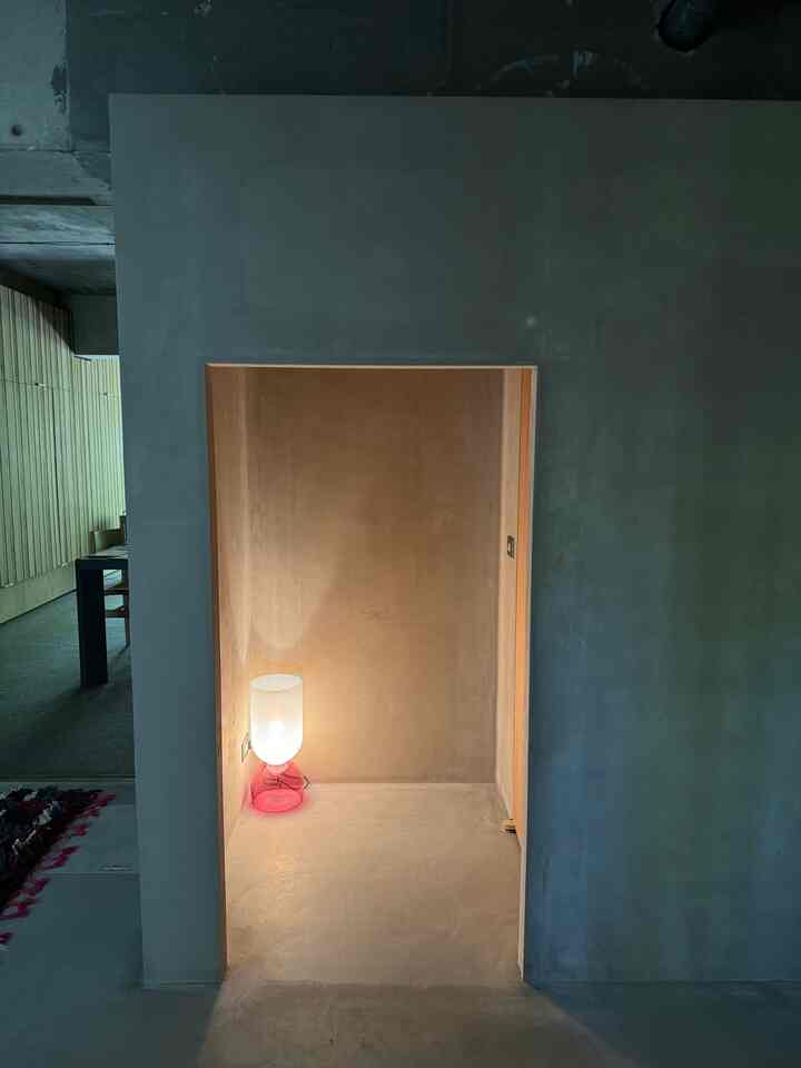 玄関入ってすぐの箱は🚽


#マンションリノベーション
#モルタル
#造作