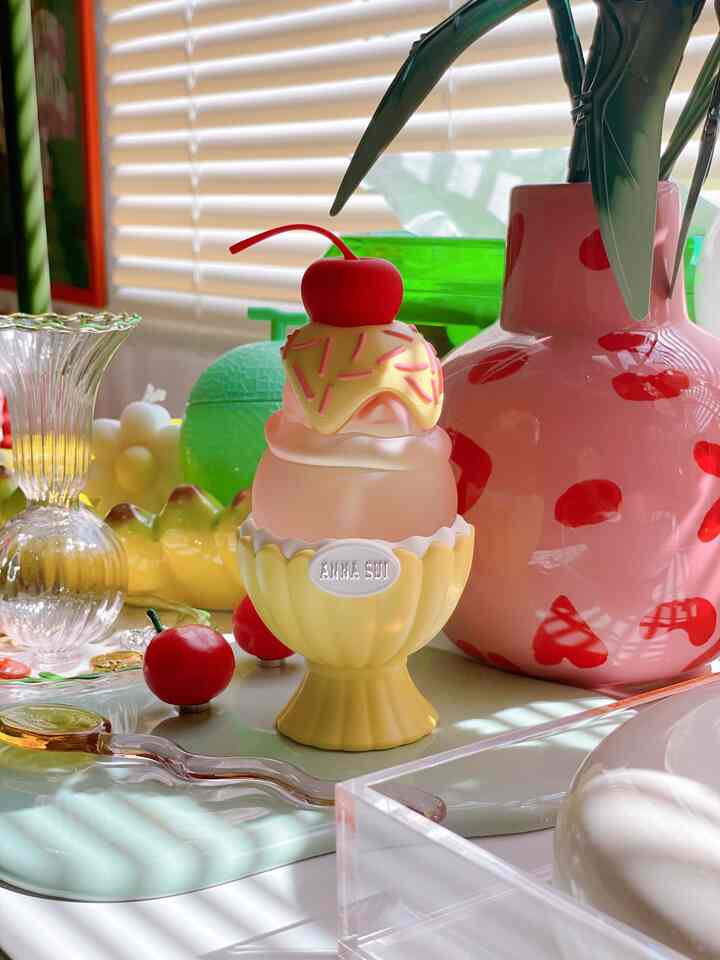 
ANNA SUIのSUMMER COLLECTION
SANDAE 🍨🌈

ポップなアイスのデザインに一目惚れして
アナスイだと知ってびっくり&懐かしい 🫶🏻


#カラフル #カラフルなインテリア #レトロ #レトロインテリア #ミッドセンチュリー #スペースエイジ #海外インテリア #ANNASUI 