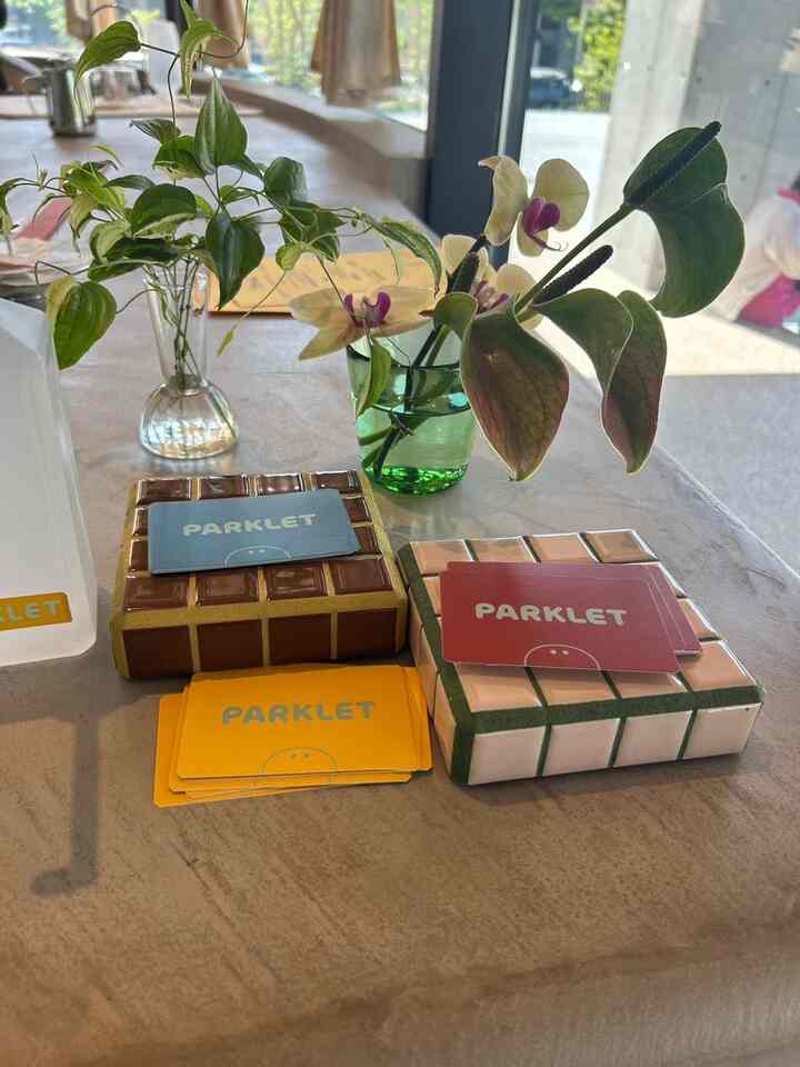 ナチュラルな色調のテーブルに花瓶2つとタイル調のトレイが整然と配置された雰囲気のあるディスプレイスペース