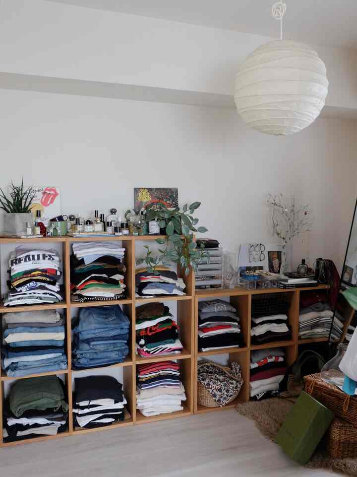 またそろそろ服を断捨離する時期がやってきた🌵

#見せる収納 #スタッキングシェルフ #イサムノグチ #akarilump #無印良品 #クローゼット #洋服収納 