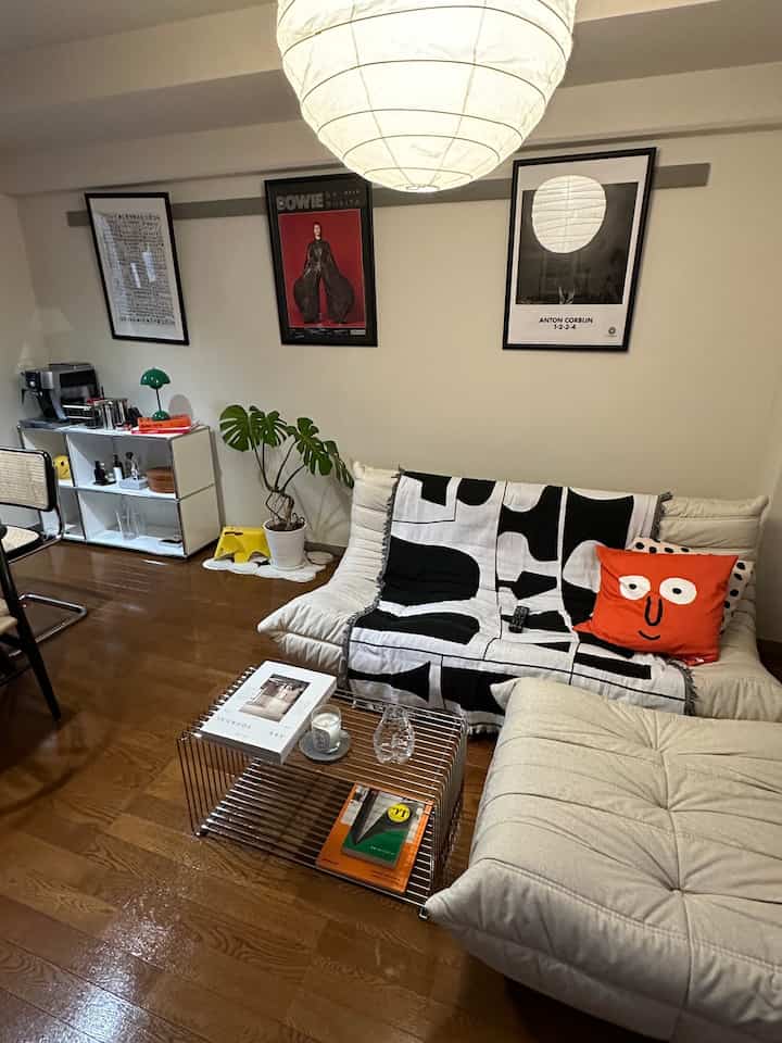 お部屋の雰囲気を変えたくてフロアタイルをなくしました！
よりミッドセンチュリーな雰囲気になって嬉しい☺️

#usmhaller #ligneroset #montana #vitra #livingroom #goodroom #midcentury