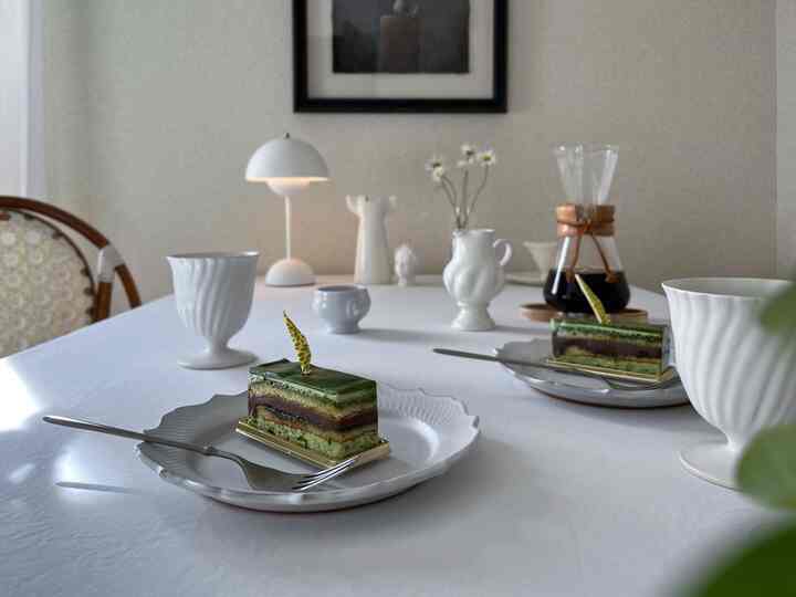 いつかのコーヒータイム。
甘いものに目がない。
ふんわりいい香りに吸い寄せられて、まんまとケーキ袋ぶら下げて歩いてる自分がいた。

#おうち時間 #おうちカフェ #コーヒー #コーヒー・ティー用品 #コーヒータイム #コーヒーのある暮らし #器 #作家ものの器 #器好き #器のある暮らし #食器 #食器集め #カフェ雰囲気 #カフェインテリア #おうちご飯 #おうちごはん #スイーツ #テーブルフォト #テーブル周り 