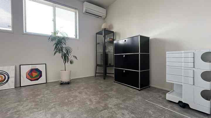 子供部屋の全貌👶🏻
10畳の子供部屋には
子供が生まれる前に私達(夫婦)が購入した家具達を置いてます。

子供が1人だった時に
プレゼントとして渡したいな〜。
なんて思いながらパシャリ📸

#USM
#Maxbill
#ボビーワゴン
#ikea
#akari
#イサムノグチ