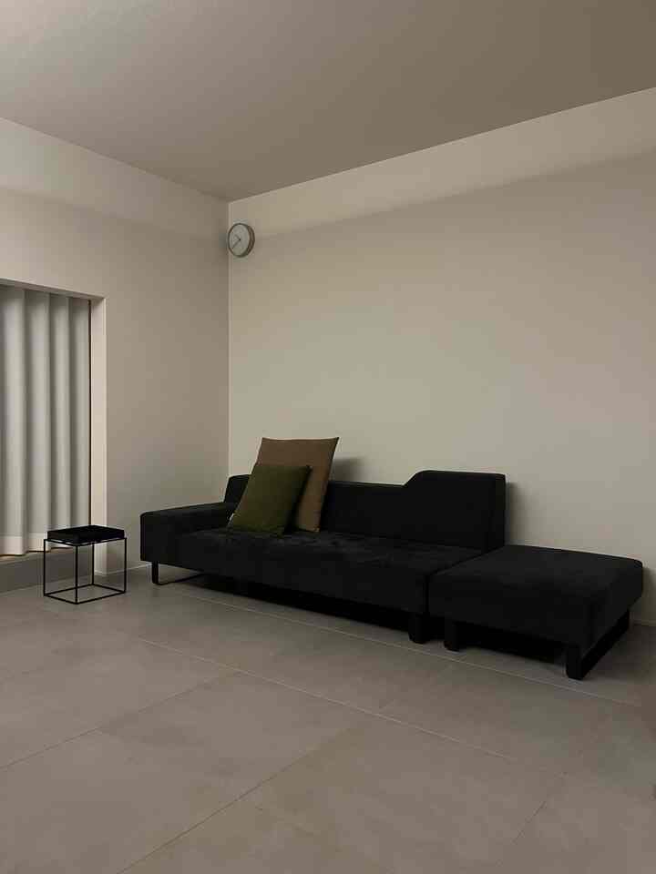 無機質な空間には
黒い家具もかっこよく映えてくれる。

我が家のソファは
みんな大好きflannel sofa🩶

お昼寝が捗ります😴

#sofa