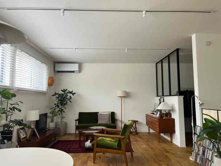 落ち着いた色味で統一したリビング。
#ヴィンテージ家具 #ヴィンテージラグ