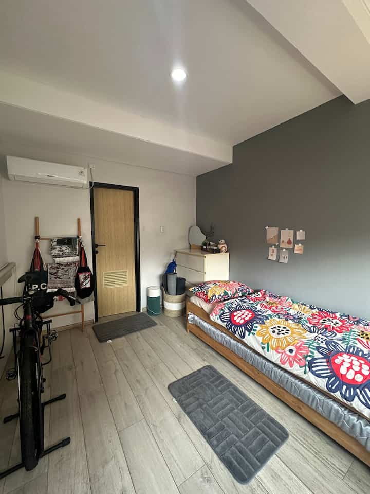 Scandinavian style 🙌

Kamar ini merupakan guestroom kami dan juga tempat penyimpanan beberapa barang hobby kami, seperti alat-alat olah raga dan juga beberapa koleksi mainan kami. 
Sebenernya tidak ada style khusus saat mendesain kamar ini, namun nuansanya sangat kental dengan scandinavian dan perpaduan dengan nuansa kayu yang bright. Warna yang kami pakai juga lebih condong ke cool tone seperti grey, white and light woods. 

#homedecor
#homestyle
#scandinavian
#homedecorinspo
#bedroom