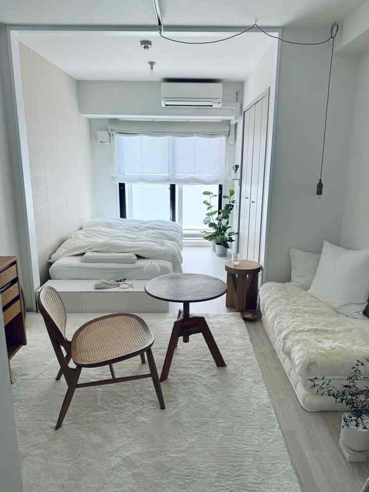ベッド横のベージュのアクセントクロスを隠すために
賃貸用の白いクロスを貼っていたのだけど
浮いてきたので剥がしました。

2枚目が剥がす前
1枚目は剥がした後

次は浮いてこないように
またチャレンジしたい♡

#賃貸DIY
#壁紙




