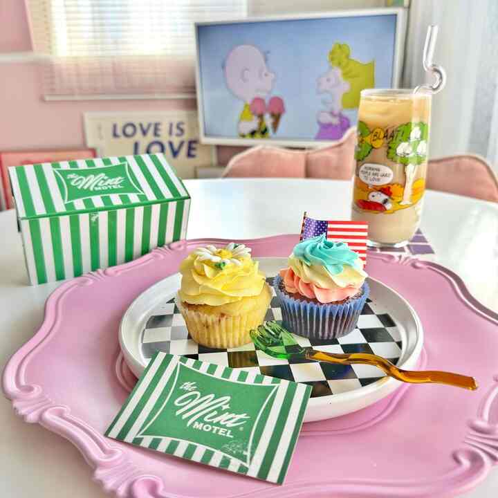 福生のthe mint motelでテイクアウトしたカップケーキ🧁
福生楽しかった🇺🇸また行きたい。

#おうち時間 #おうちカフェ #カップケーキ #アメリカンダイナース #カラフルインテリア #ヴィンテージグラス 