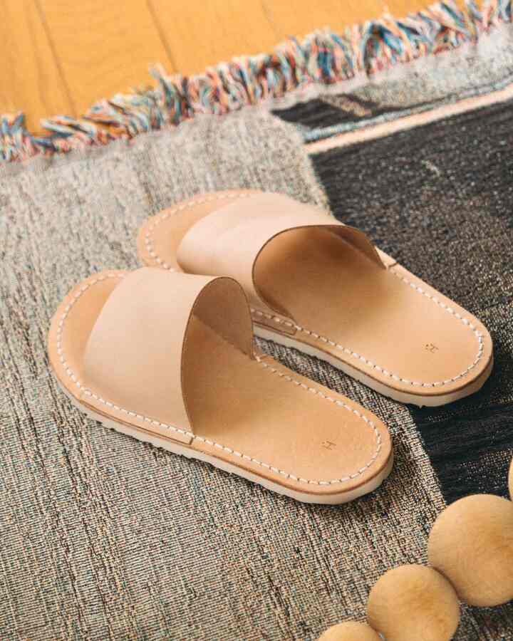 リビングルームのBLESSのラグと最近買ったHender Schemeのスリッパ
#リビング #ラグ #スリッパ 