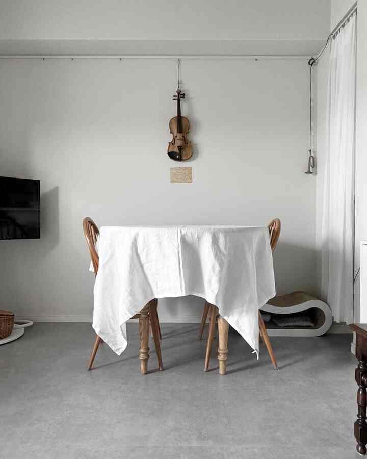 模様替えしました✌🏻
すっきりして新鮮✌🏻

#賃貸インテリア #賃貸暮らし #二人暮らし #アンティーク #狭い部屋 #猫とインテリア #猫とアンティーク #1LDK #アンティークモダン#アンティークインテリア #マンション暮らし #cat #猫 #モルタル床 #diy