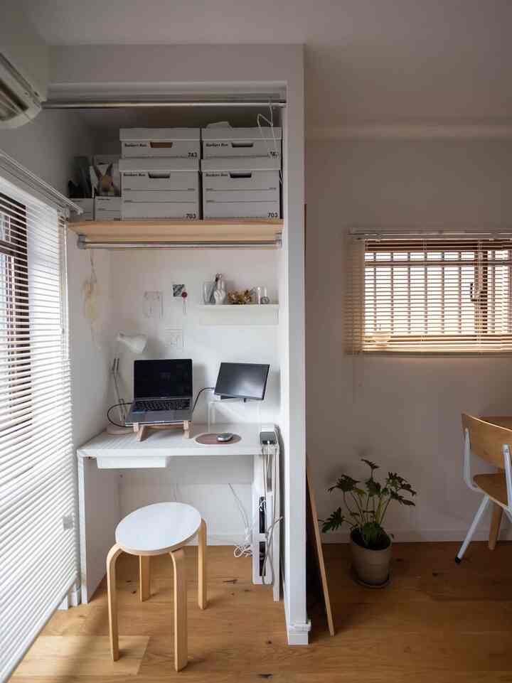 📦💻🪑

I use an open closet for my desk space, and I store my clothes in banker's boxes on the top shelf 👕👗

#storage 
#storage boxes 
#desk
#desk surroundings 
#desk interior 
#MUJI