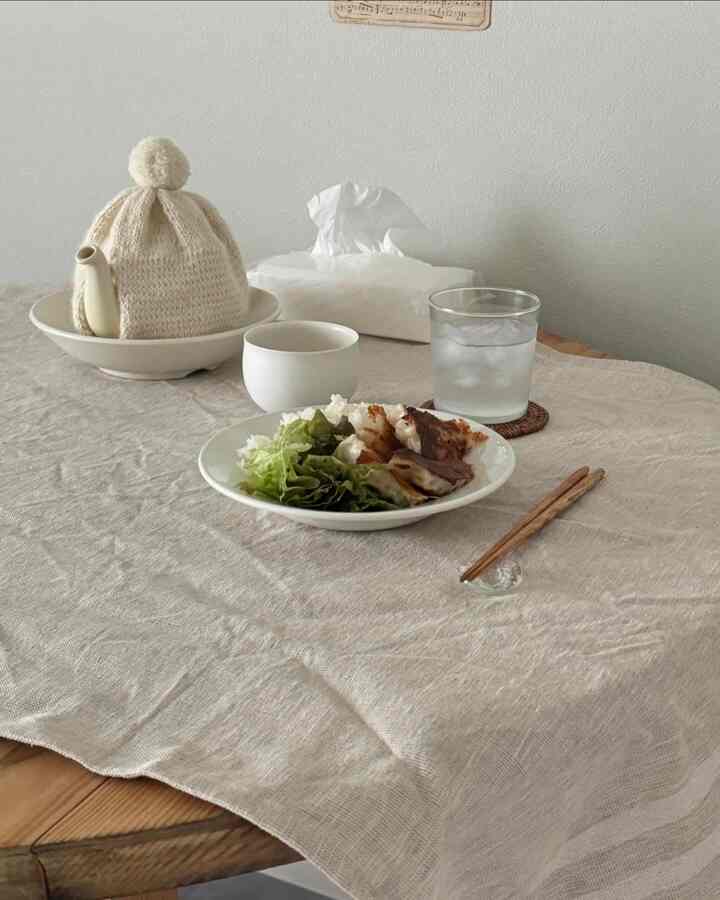 Gyoza for lunch.

#linen #テーブルクロス #ティーポット
#cloth #テーブルコーデ #賃貸インテリア #箸置き
#cutlery #食器 #二人暮らし