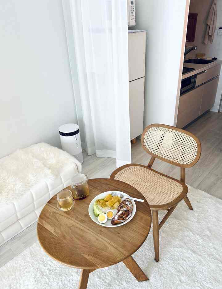 殆どの家具が軽くて動かしやすいものなので
食事の時、くつろぐ時、など
いろいろ景色を変えてみています。
今日は外を見ながらのブランチ。
午後からの予定を考えながら。
#小家具
#ラタンチェア
#昇降テーブル
#オーク材で揃えています