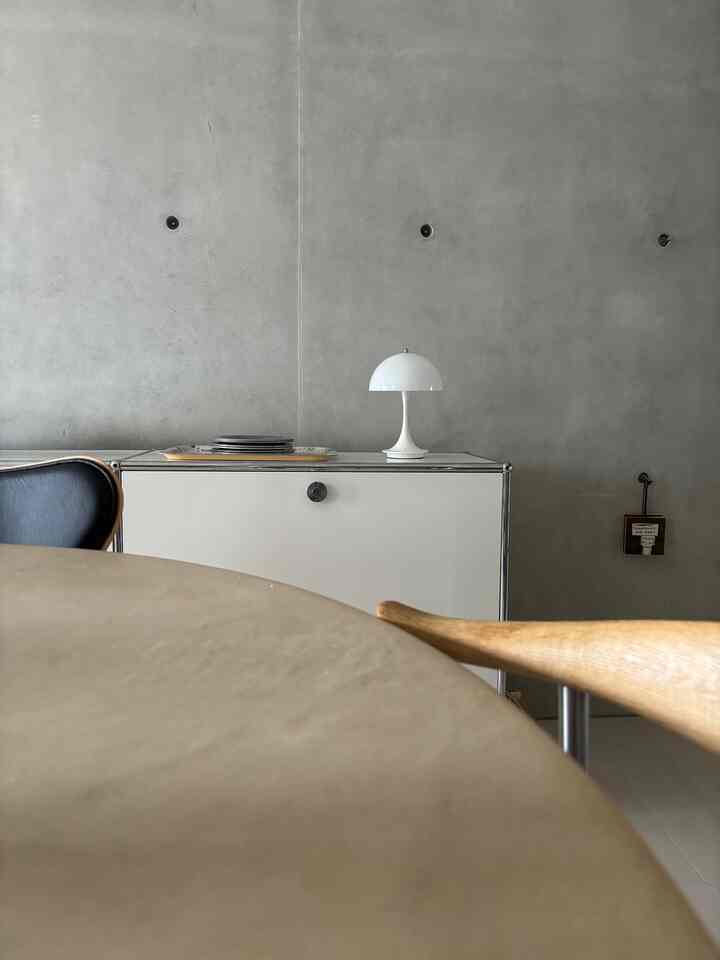 ダイニングテーブルとサイドボードの高さは同じにしてます

#ダイニングテーブル #サイドボード #丸テーブル #フリッツハンセン #カールハンセン #usmハラー #ルイスポールセン #間接照明