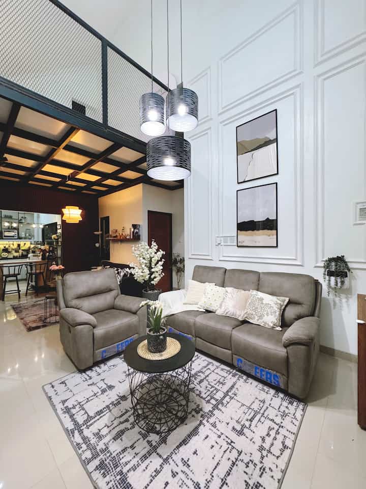 Ruang tamu ini memiliki konsep modern yang terbuka dan high ceiling  sehingga meskipun ruangan tidak luas menjadi terlihat luas karena terbuka dan tinggi

#livingroomstyling
#dekorasilivingroom
#livingroommakeover
#livingroom
#dekorasi
#homedecor
#inspirasiruangtamu